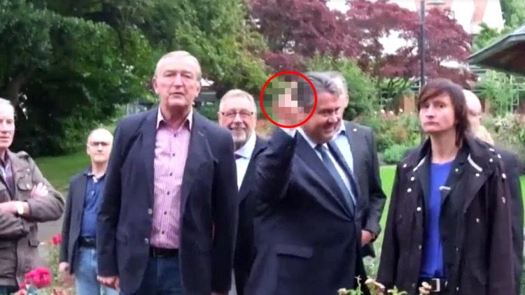 Video: El vicecanciller alemán muestra el dedo medio a unos ultraderechistas que le llaman "traidor"