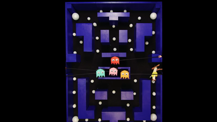 Pac-Perro: Este can es todo un 'dios' jugando Pac-Man   