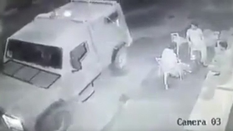 Video: Militares israelíes arrojan una granada aturdidora contra civiles palestinos