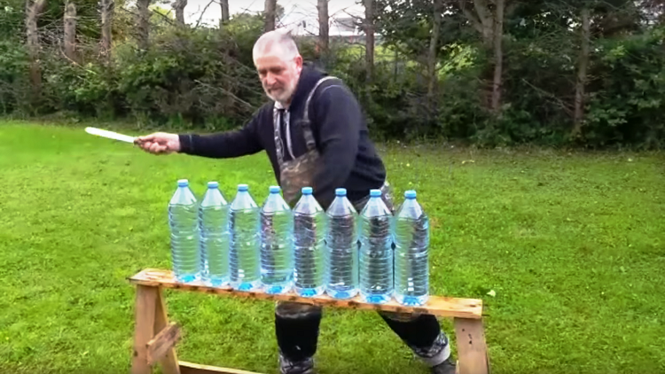Un checheno inventa un cuchillo capaz de cortar ocho botellas en un segundo