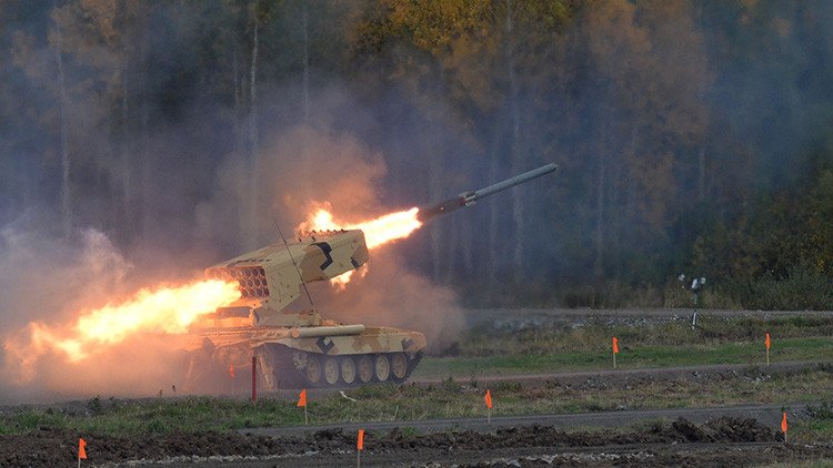 Así arrasa la tierra el novedoso lanzamisiles ruso TOS-1A Solntsepiok (VIDEO)