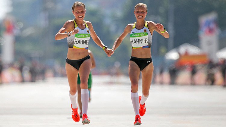 ¿Momento emotivo o frío cálculo? Unas gemelas terminan la maratón de la mano en los JJ. OO.
