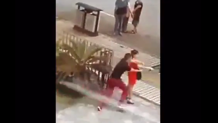 Mujer suicida que empuñaba un cuchillo de carnicero es neutralizada por un hombre en plena calle