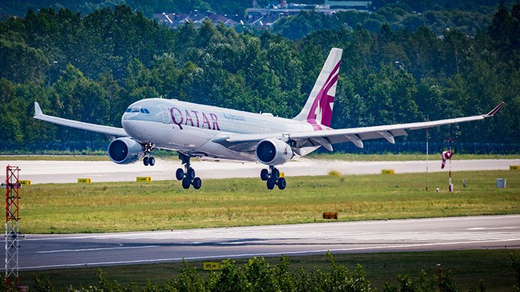 Un avión de Qatar Airways aterriza de emergencia en Estambul por un incendio en un motor