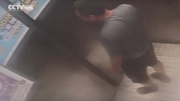 Video impactante: Un ascensor cae desde el piso 30 con un hombre a bordo