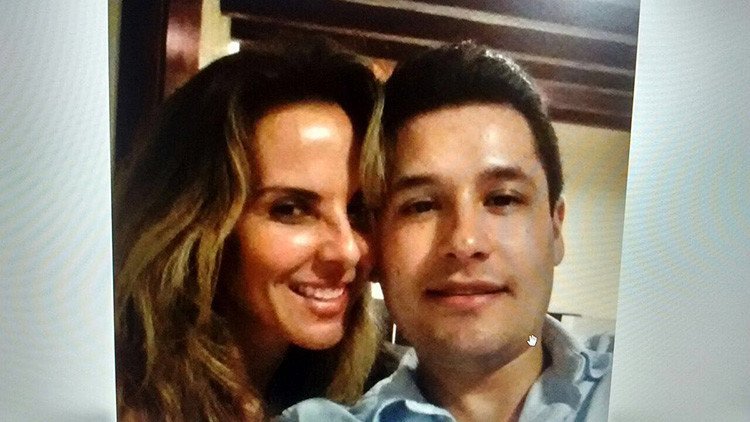 Hallan un 'selfie' del hijo secuestrado de El Chapo con la actriz mexicana que entrevistó a su padre