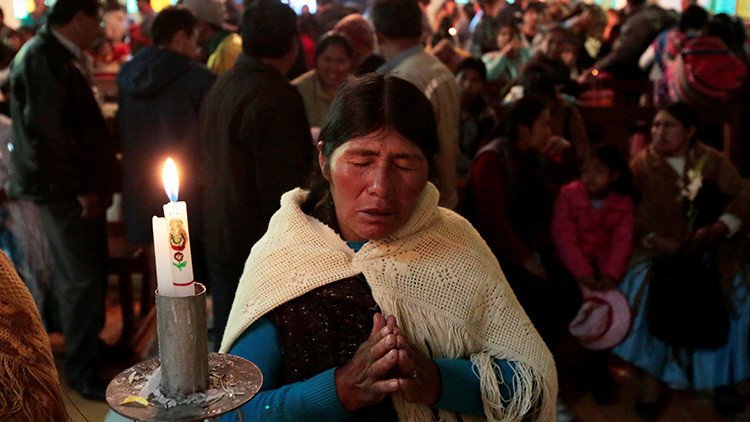 Feligreses bolivianos aseguran que una imagen de la virgen llora sangre (FOTOS)