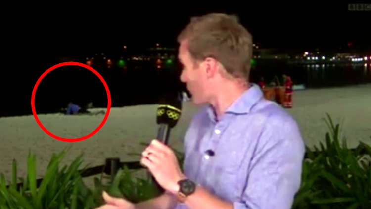 La incómoda reacción de un presentador al ver a una pareja teniendo sexo en la playa de Río