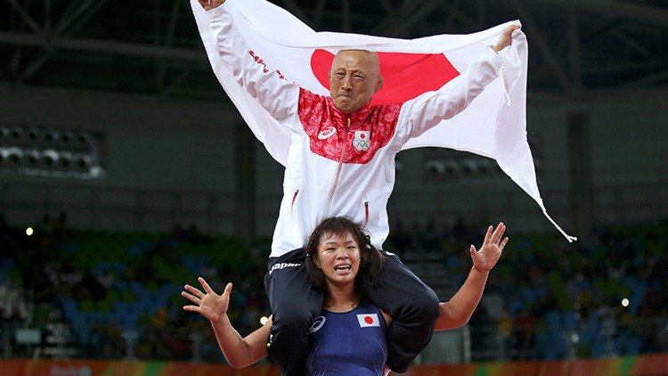 Fotos: Una luchadora japonesa celebra el oro derribando a su entrenador