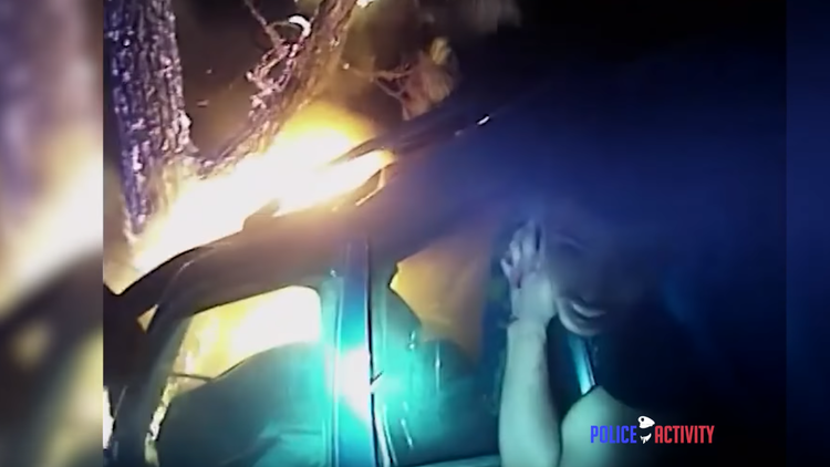 Una bodycam graba a un policía salvando a un hombre de un coche en llamas