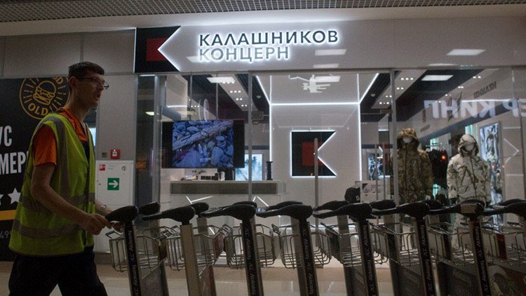 El consorcio Kaláshnikov abre una tienda de recuerdos en un aeropuerto de Moscú (VIDEO)