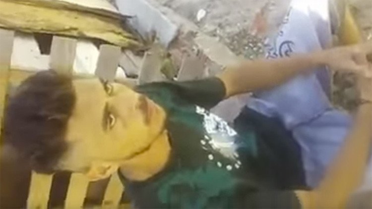 Video brutal: un capo brasileño da un castigo salvaje a un ladrón por robar en su favela