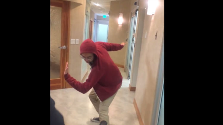 VIDEO HILARANTE: Así baila un joven bajo los efectos de la anestesia