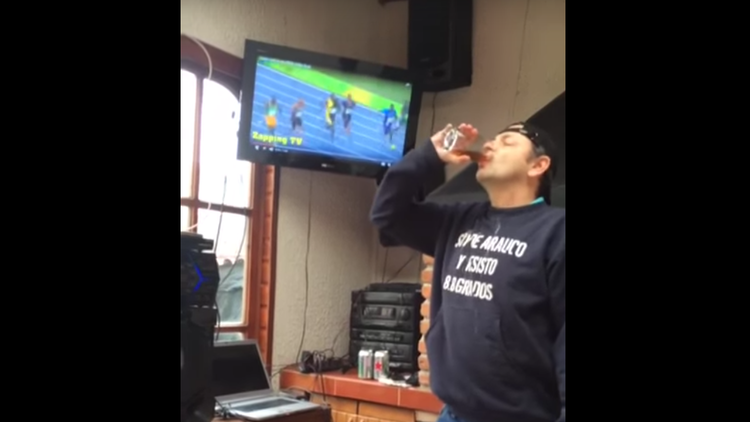 Este chileno es más rápido que Usain Bolt… ¡bebiendo cerveza!   