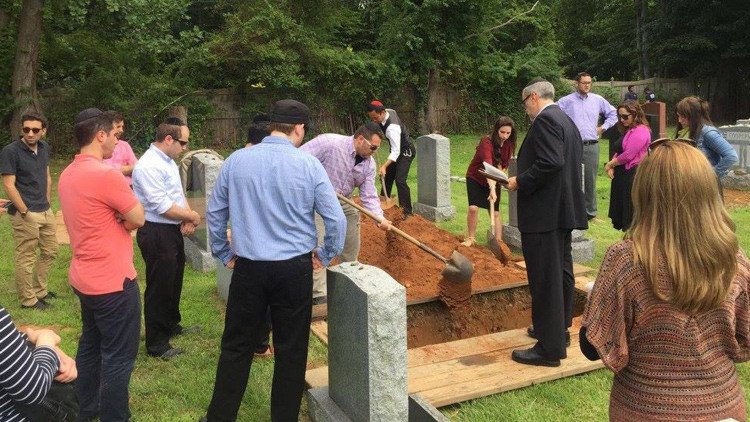 Decenas de personas acuden al funeral de una solitaria anciana a la que no conocían