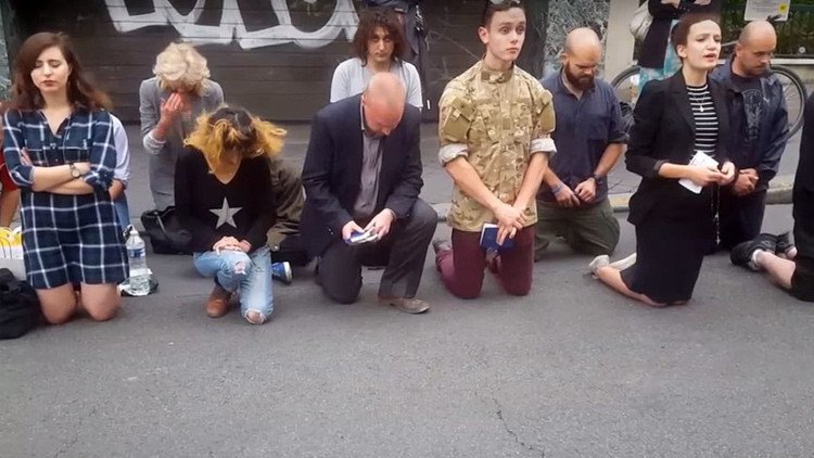 VIDEO: Un cristiano noquea a un transeúnte durante una oración porque le molesta la música del móvil