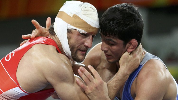 Ensangrentado y 'momificado', un ruso consigue la plata en lucha libre (FOTOS 18+)