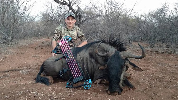 Una niña cazadora de 12 años posa junto a animales que mató y desata la indignación