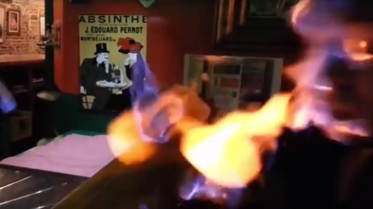 Peligroso cóctel de fuego: Le dicen que no sople, no hace caso y se quema toda la cara