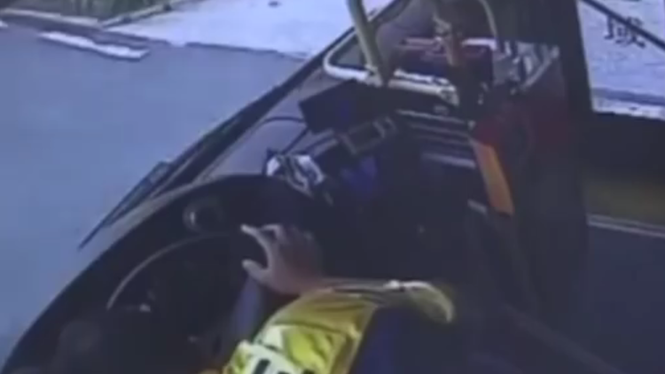 El conductor de un bus muere al volante y desata el caos entre los pasajeros