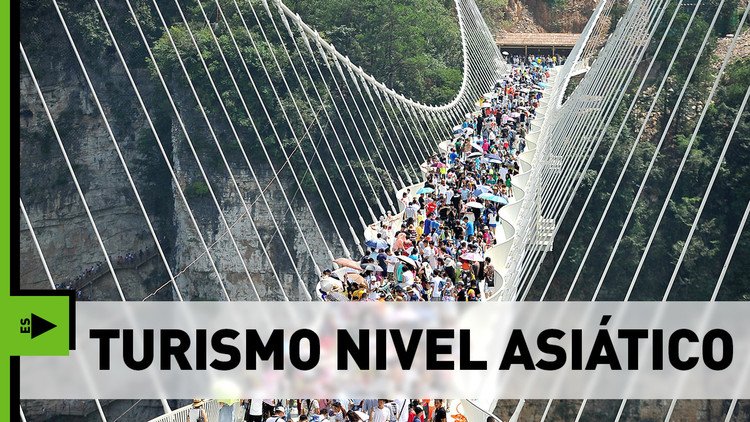Turismo nivel asiático: Abren en China el puente de cristal más largo y alto del mundo  