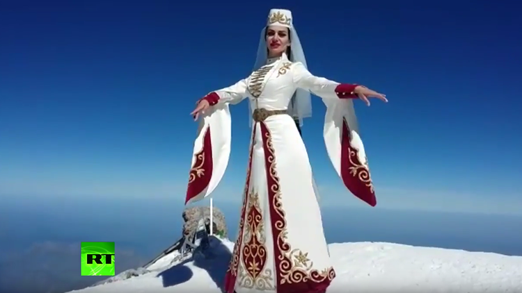 Esta bailarina rusa danza en la cima del monte Elbrús