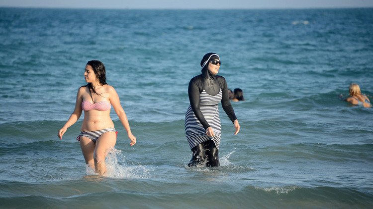 Los franceses salen a la playa para protestar contra el 'burkini' (Video, fotos)