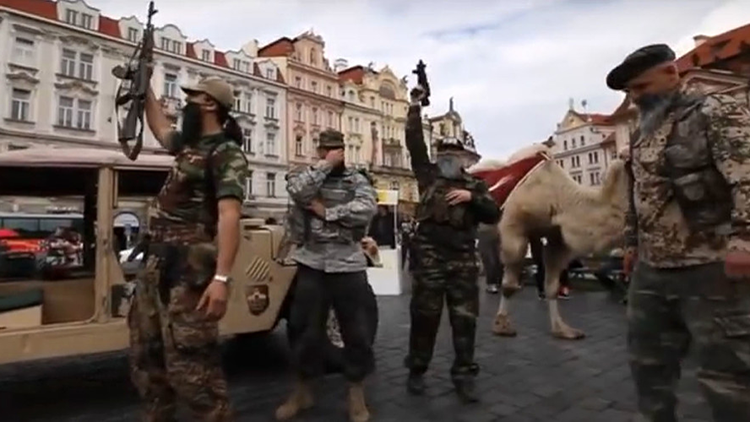 Barbas, armas y un camello: un grupo islamófobo finge un ataque del Estado Islámico en Praga (VIDEO)
