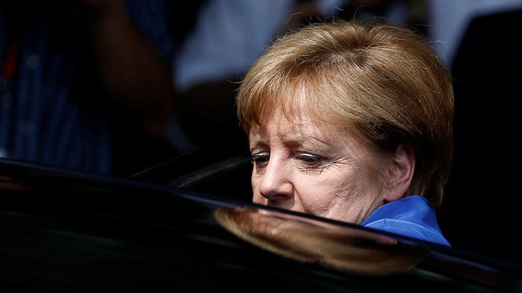 "Reflejo de insuficiencia e irresponsabilidad": los alemanes pierden la confianza en Merkel