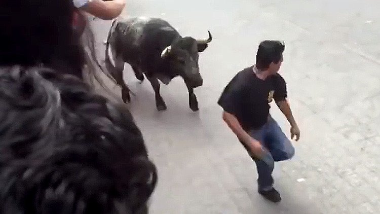 FUERTE VIDEO (18+): Un toro embiste a un joven en Huamantla, México