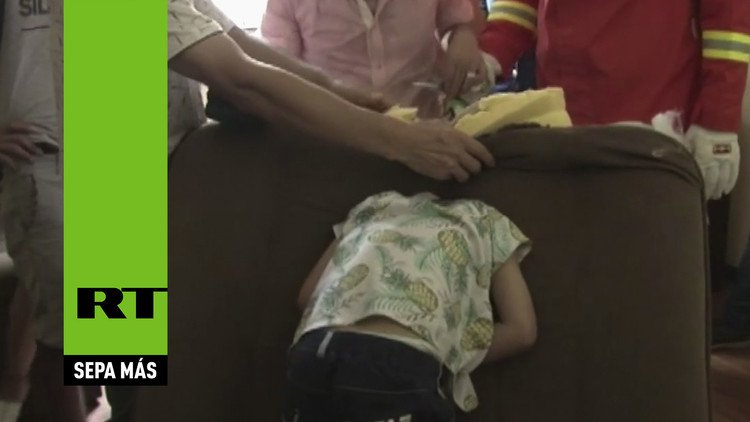 China: El rescate de un niño atorado en un sofá