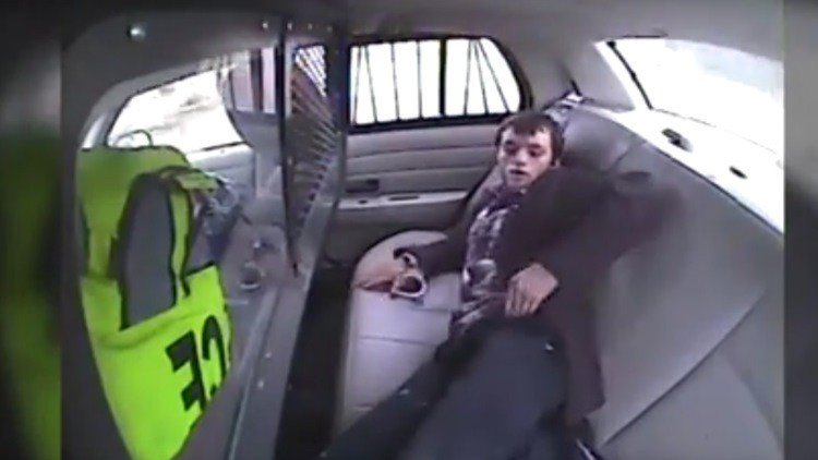 Un detenido sale eyectado de un coche policial y se fuga