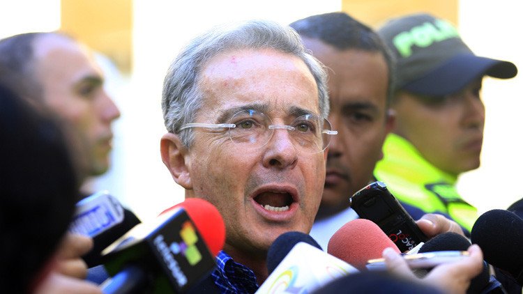 Con una rosa blanca y de rodillas le piden a Uribe que se 'case' con la paz