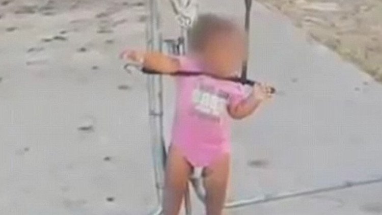 EE.UU.: Hallan a una niña atada con un cable elástico a un alambrado (Video)
