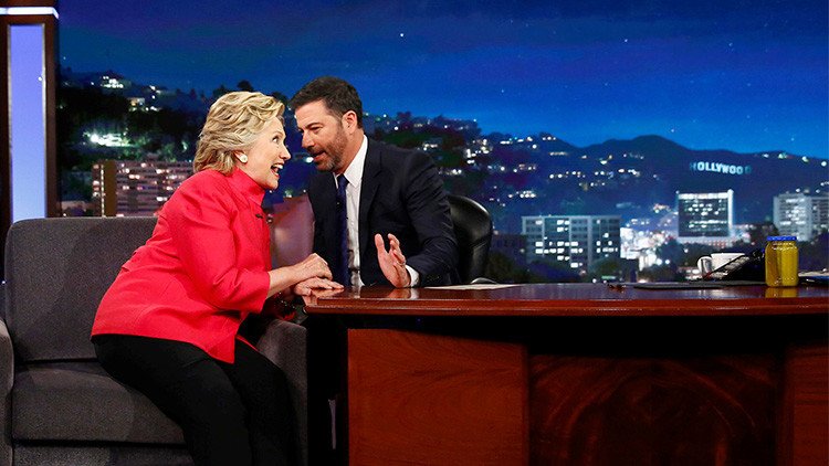 Hillary Clinton destapa un tarro de pepinillos para demostrar su buena salud 