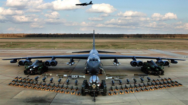 Los veteranos bombarderos B-52 lanzan por primera vez misiles de precisión desde su 'vientre'