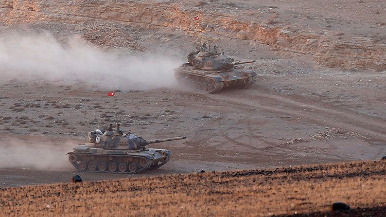 Una decena de tanques turcos entran en Siria