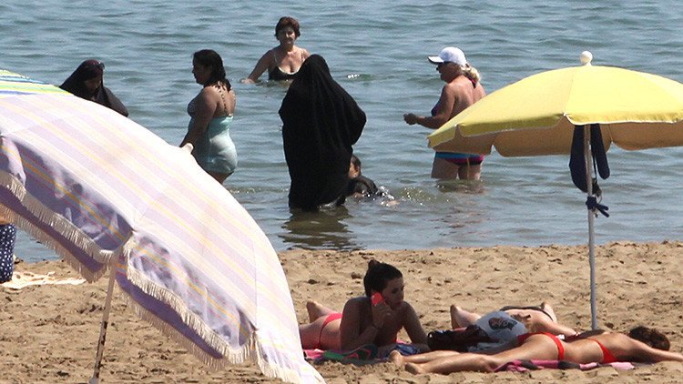 Video: Policías obligan a una mujer a quitarse el 'burkini' en una playa de Niza