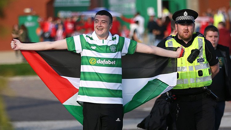 Fanáticos del Celtic que ondeen banderas de Palestina irán presos