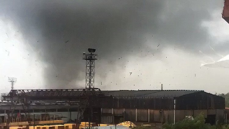 Video: Un tornado atípico derrumba una grúa en Rusia como si fuera de juguete 