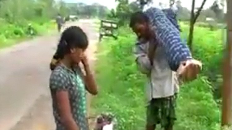 Video: Un hombre camina 12 kilómetros con el cuerpo de su esposa a hombros