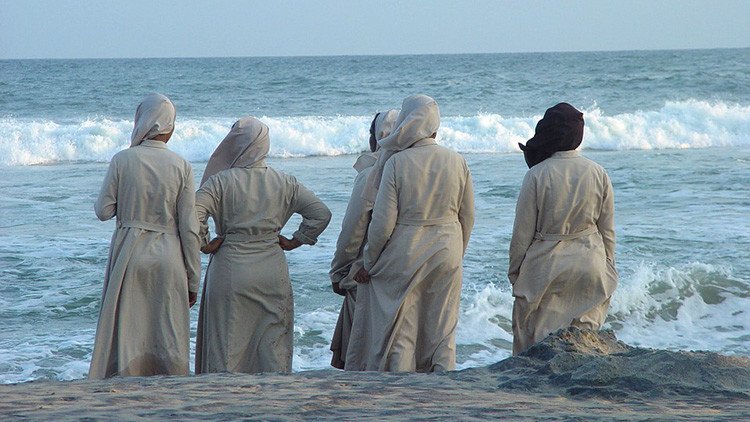 ¿Por qué Facebook bloqueó la cuenta de un imán que posteó una foto de monjas en la playa?