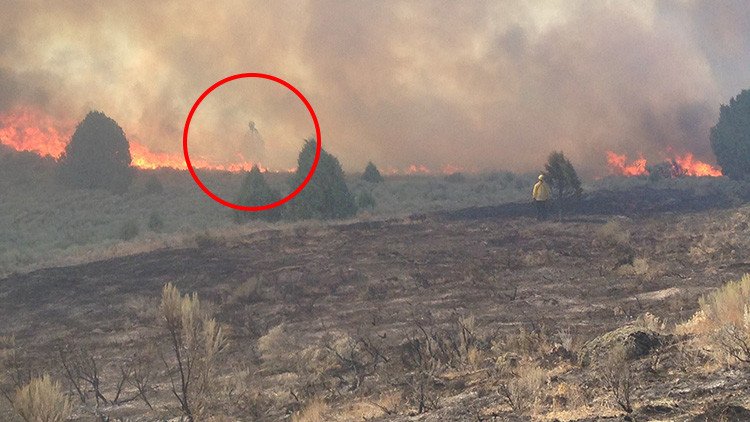 Foto: Una familia de EE.UU. fotografía un 'fantasma' en medio de un fuerte incendio