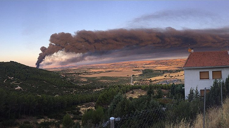 España: Se declara un gran incendio en una planta de reciclaje industrial de Guadalajara (VIDEOS)