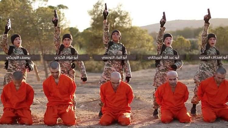 El Estado Islámico publica un terrorífico video de niños ejecutando a prisioneros