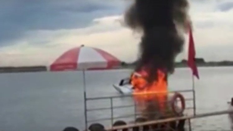 Impactante video muestra cómo un helicóptero cae y se incendia en un río de China