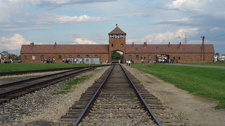 Un joven causa indignación por posar con bolsos de lujo en Auschwitz (Fotos)