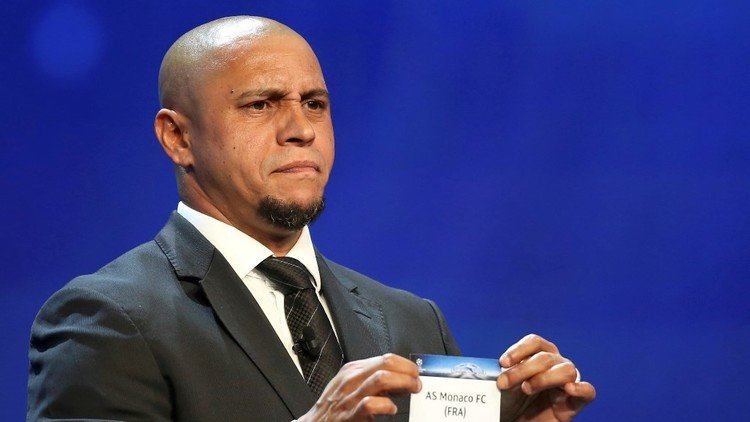 Polémico cambio de bola de Roberto Carlos en el sorteo de la Champions