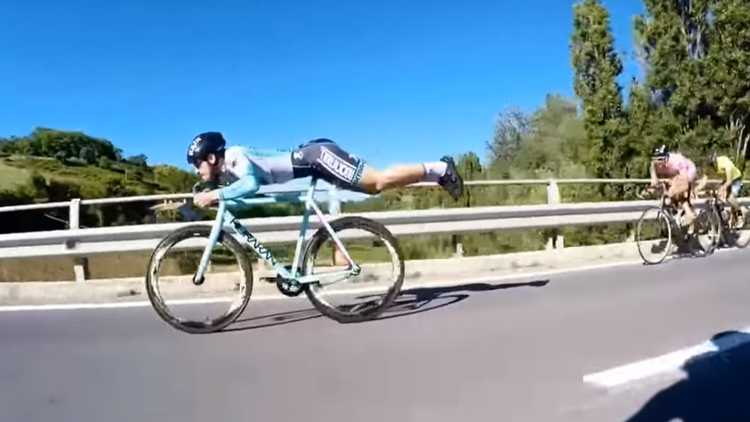 Un ciclista recurre al truco de 'superman' para adelantar a todos