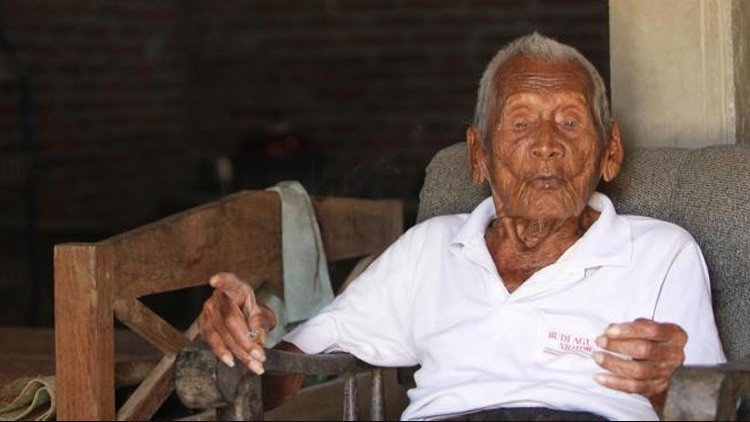 Un indonesio asegura que cumplió 145 años y tiene lista su tumba desde 1992